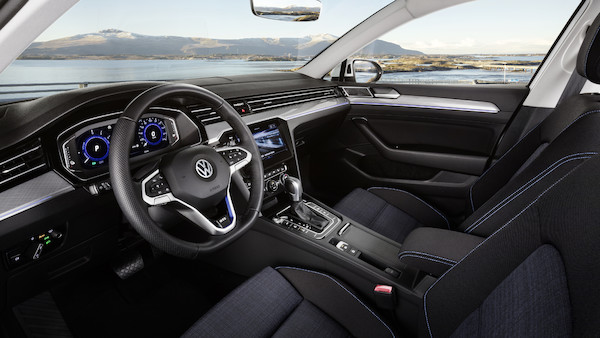 Premiera podczas Salonu Genewskiego: Nowy Passat* jako pierwszy Volkswagen będzie mógł poruszać się częściowo automatycznie przy wyższych prędkościach