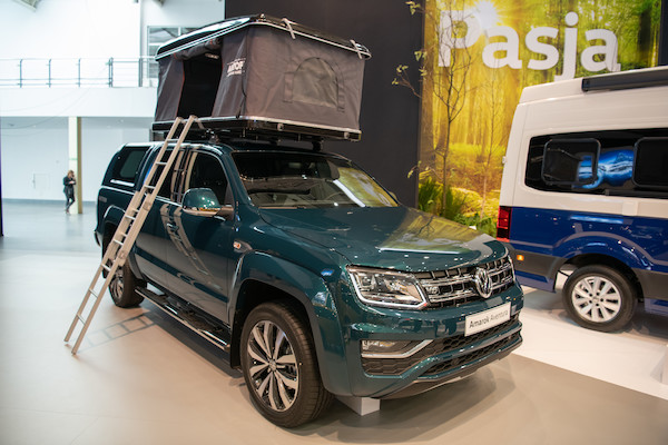 Caddy Beach, California Beach, Grand California i Amarok z namiotem dachowym – modele marki Volkswagen Samochody Użytkowe idealne do realizacji pasji