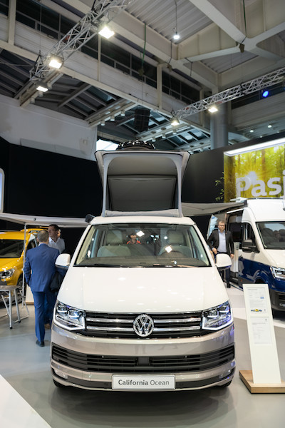 Caddy Beach, California Beach, Grand California i Amarok z namiotem dachowym – modele marki Volkswagen Samochody Użytkowe idealne do realizacji pasji