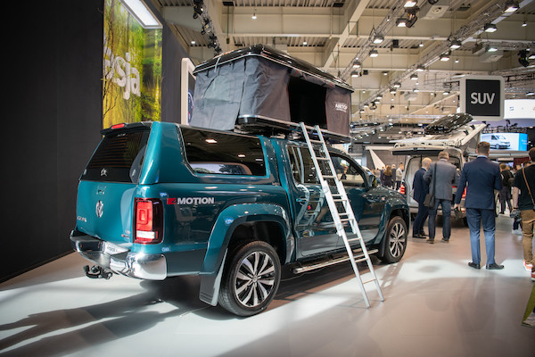 Caddy Beach, California Beach, Grand California i Amarok z namiotem dachowym – modele marki Volkswagen Samochody Użytkowe idealne do realizacji pasji