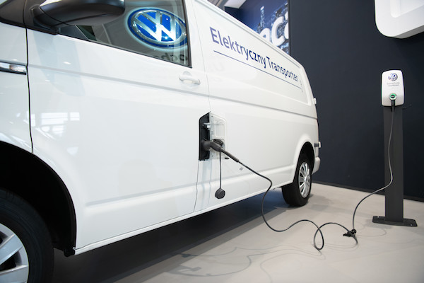 Pełna gama elektrycznych samochodów dostawczych Volkswagen wyznacza kierunek nowoczesnej logistyki miejskiej