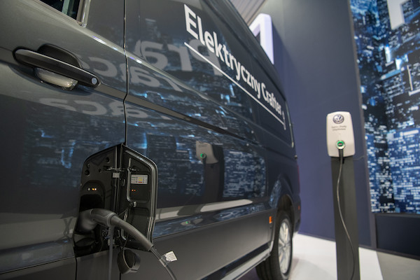 Pełna gama elektrycznych samochodów dostawczych Volkswagen wyznacza kierunek nowoczesnej logistyki miejskiej