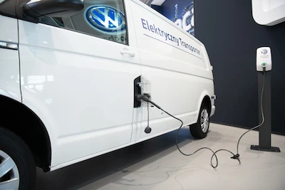 Pełna gama elektrycznych samochodów dostawczych Volkswagen wyznacza kierunek nowoczesnej logistyki miejskiej