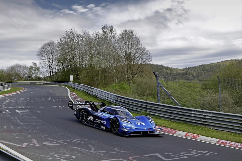 Volkswagen ID. R na Północnej Pętli Nürburgringu:  Najnowsza technika spotyka się z tradycją - 3.