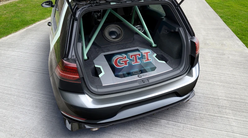 Światowa premiera:  Światło i przestrzeń – hologram w Golfie GTI - 1.
