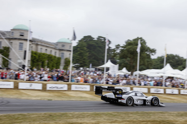 Volkswagen ID.R wraca do Goodwood, aby bronić tytułu najszybszego auta elektrycznego