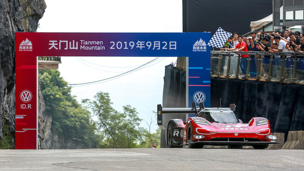 W 7 minut i 38,585 sekund do chińskiej „Bramy do Nieba”: Volkswagen ID.R ustanawia pierwszy rekord wjazdu na górę Tianmen