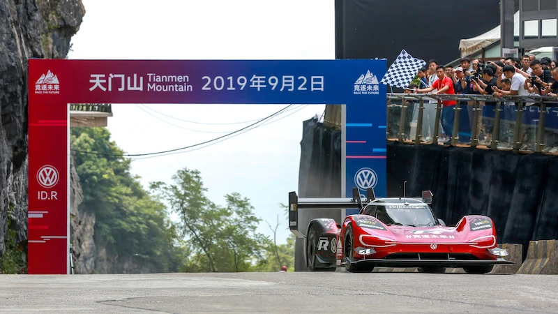 W 7 minut i 38,585 sekund do chińskiej „Bramy do Nieba”: Volkswagen ID.R ustanawia pierwszy rekord wjazdu na górę Tianmen - 8.