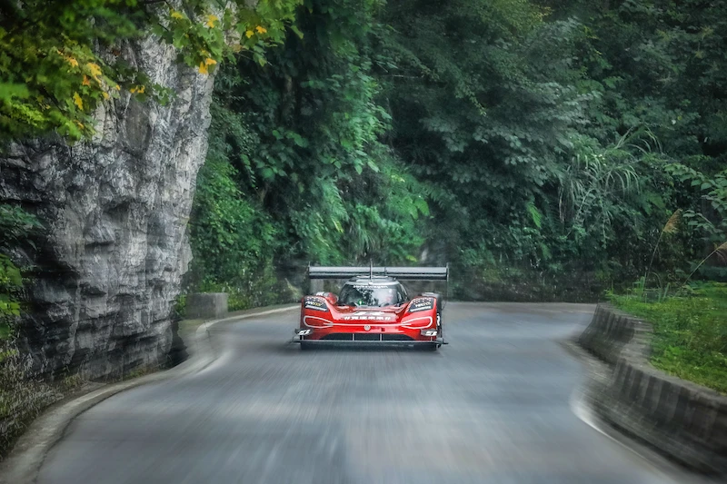 W 7 minut i 38,585 sekund do chińskiej „Bramy do Nieba”: Volkswagen ID.R ustanawia pierwszy rekord wjazdu na górę Tianmen - 4.