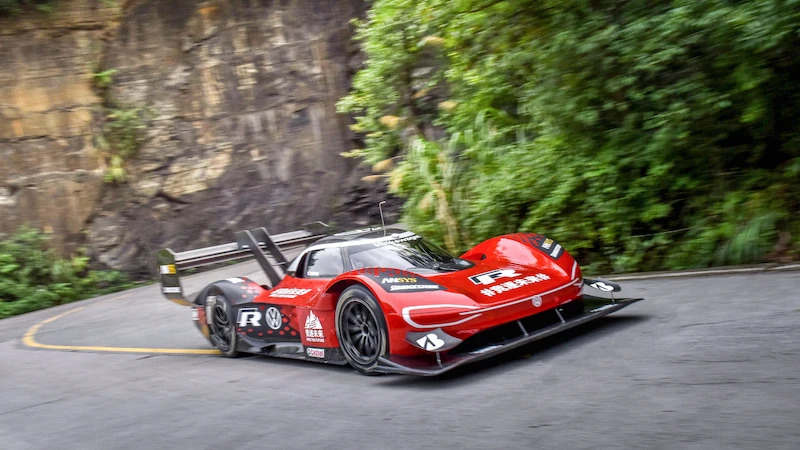 W 7 minut i 38,585 sekund do chińskiej „Bramy do Nieba”: Volkswagen ID.R ustanawia pierwszy rekord wjazdu na górę Tianmen - 7.