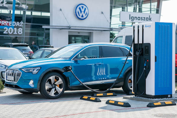 Grupa Volkswagen inwestuje w infrastrukturę ładowania samochodów elektrycznych