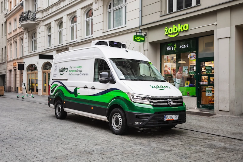 Żabka rozwija nowoczesną logistykę i kupuje Volkswageny e-Craftery - 1.