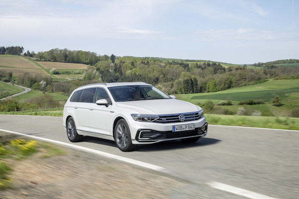 Rośnie popyt na auta elektryczne i hybrydy Volkswagena: znaczny wzrost sprzedaży modeli e-up! i Passat GTE