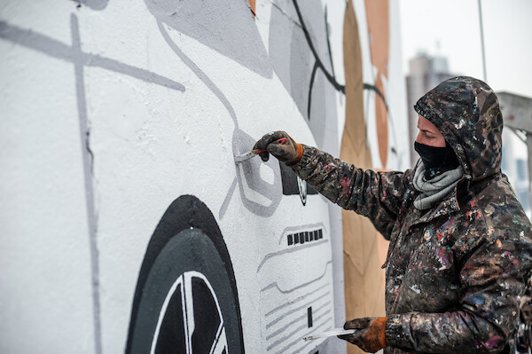 Volkswagen Caddy 5 - niecodzienny mural w centrum Warszawy