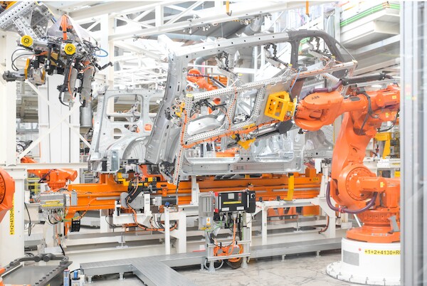 Jeszcze bardziej innowacyjny i scyfryzowany: w zmodernizowanej fabryce Volkswagen Samochody Dostawcze w Hanowerze rozpoczęto seryjną produkcję Nowego Multivana