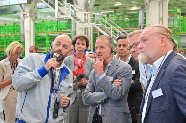 Zarząd Grupy i Rada Zakładowa podczas zwiedzania fabryki w warsztacie nadwozia nowego Multivana 2