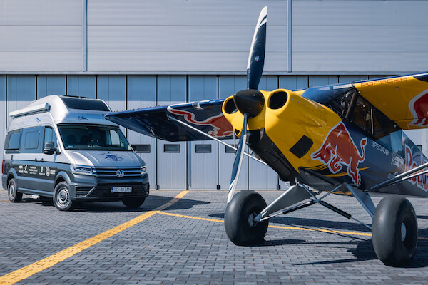 Pilot akrobacyjny Łukasz Czepiela wybiera Volkswagena Grand California