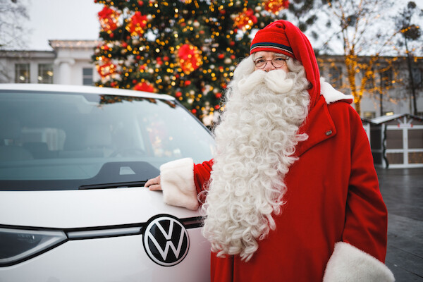 Mikołaj na prowadzeniu, renifery na tylnym siedzeniu! Święty Mikołaj porusza się po Wielkopolsce Volkswagenem ID. Buzz