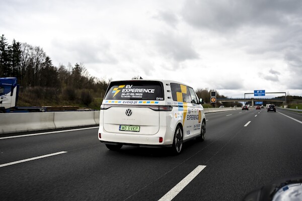 ID. Buzz edukuje w zakresie elektromobilności i bierze udział w wyprawie z Polski w Alpy