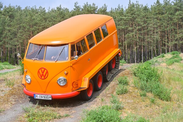 Volkswagen T1 Raupenfuchs i Volkswagen T2 Elektro - dwa unikalne samochody na VW Bus Festival 2023