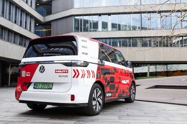 Volkswagen ID. Buzz we flocie Hilti Poland - wizytówka firmy i dowód zrównoważonego rozwoju