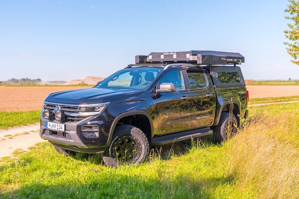 Caravan Salon 2023: nowy Amarok z namiotem dachowym i z hardtopem