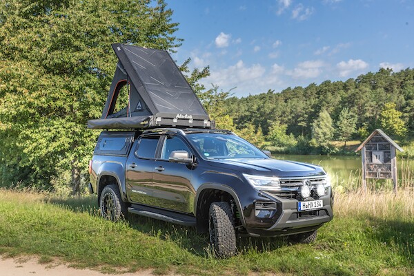 Caravan Salon 2023: nowy Amarok z namiotem dachowym i z hardtopem