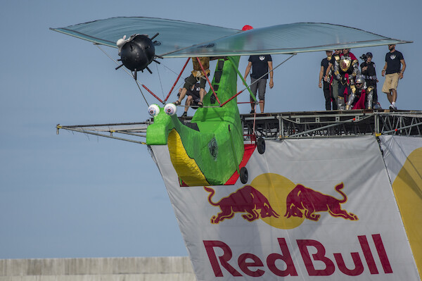 Poleć jeszcze dalej i jeszcze wyżej! Volkswagen Samochody Dostawcze partnerem Red Bull Konkurs Lotów