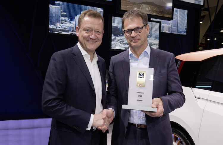 Projekt badawczy „V-Charge” uhonorowany nagrodą „Connected Car Award 2015”