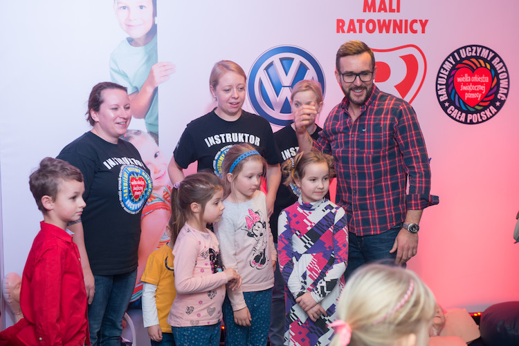 Mali Ratownicy wsparli „Wymarzone Mikołajki” – dzieci z domów dziecka uczyły się pierwszej pomocy