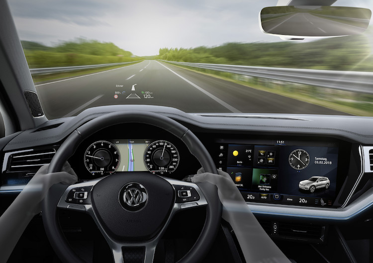 Technologie high-tech w nowym Touaregu – część 5:
Head-up display wyświetla ważne informacje na przedniej szybie
