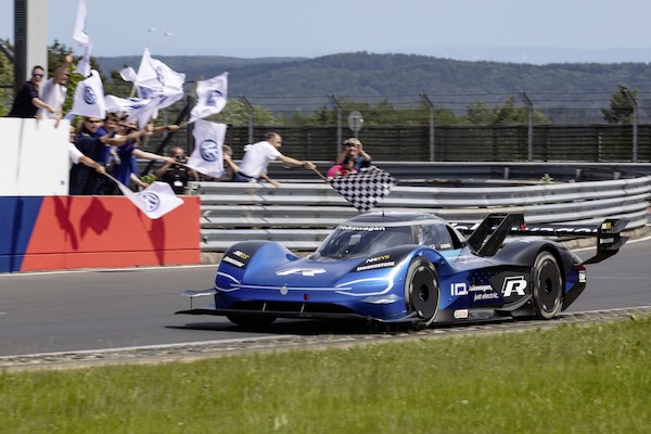 Volkswagen ID.R ustanawia nowy rekord Północnej Pętli toru Nürburgring dla aut elektrycznych