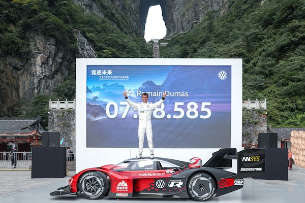 W 7 minut i 38,585 sekund do chińskiej „Bramy do Nieba”: Volkswagen ID.R ustanawia pierwszy rekord wjazdu na górę Tianmen