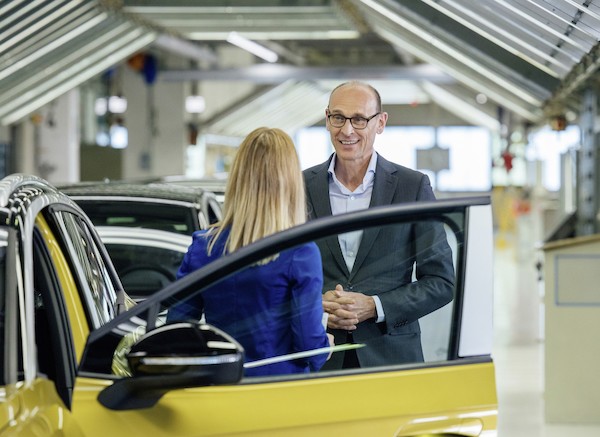 Po trójce przychodzi czwórka: początek seryjnej produkcji Volkswagena ID.4 w fabryce w Zwickau