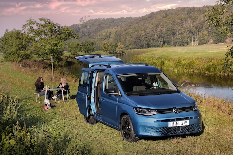 Światowa premiera: Nowy Caddy idealny na długie podróże - z wysuwaną mini kuchenką, panoramicznym szklanym dachem i jeszcze większą ilością przestrzeni