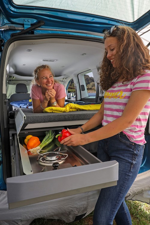 Światowa premiera: Nowy Caddy idealny na długie podróże - z wysuwaną mini kuchenką, panoramicznym szklanym dachem i jeszcze większą ilością przestrzeni