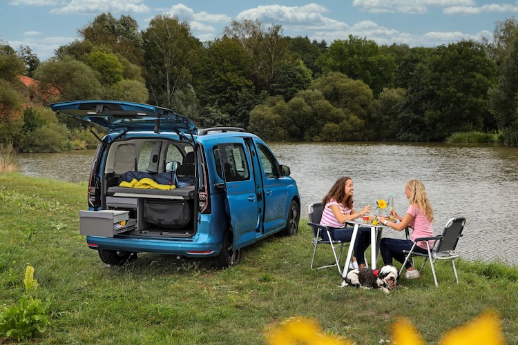 Światowa premiera: Nowy Caddy idealny na długie podróże - z wysuwaną mini kuchenką, panoramicznym szklanym dachem i jeszcze większą ilością przestrzeni