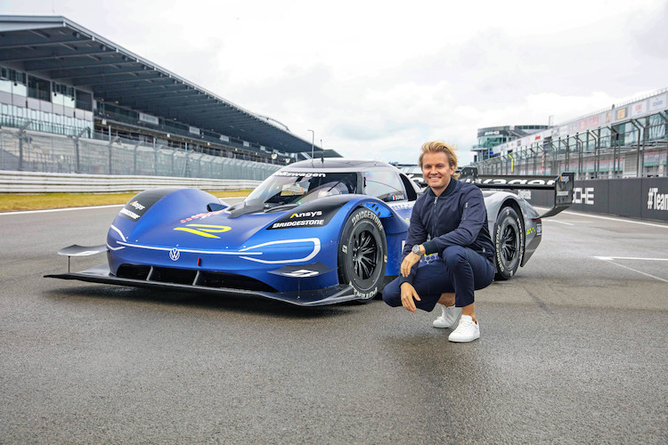 Nico Rosberg testuje Volkswagena ID.R – wyczynowy elektryczny samochód sportowy