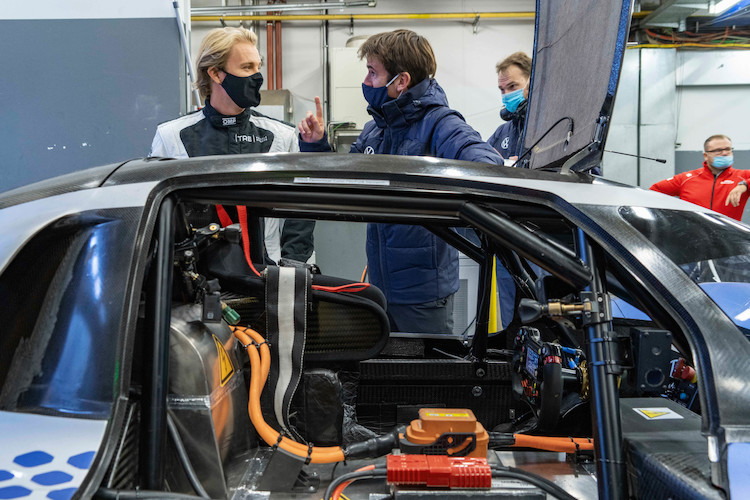 Nico Rosberg testuje Volkswagena ID.R – wyczynowy elektryczny samochód sportowy
