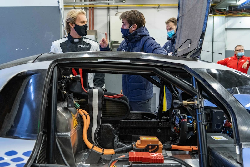 Nico Rosberg testuje Volkswagena ID.R – wyczynowy elektryczny samochód sportowy - 3.