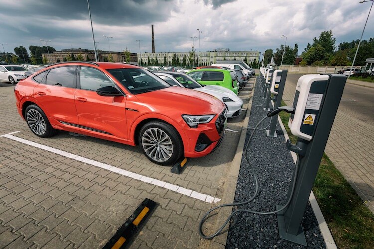 Kadra zarządzająca Volkswagen Group Polska przesiada się na samochody elektryczne i hybrydowe typu plug-in