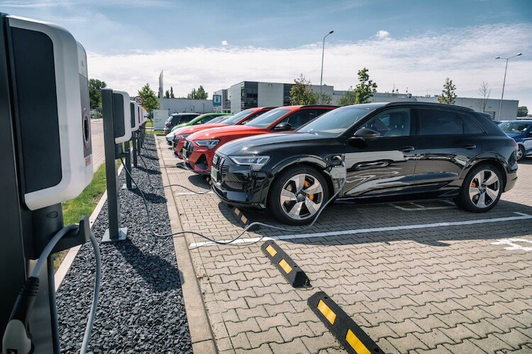 Kadra zarządzająca Volkswagen Group Polska przesiada się na samochody elektryczne i hybrydowe typu plug-in