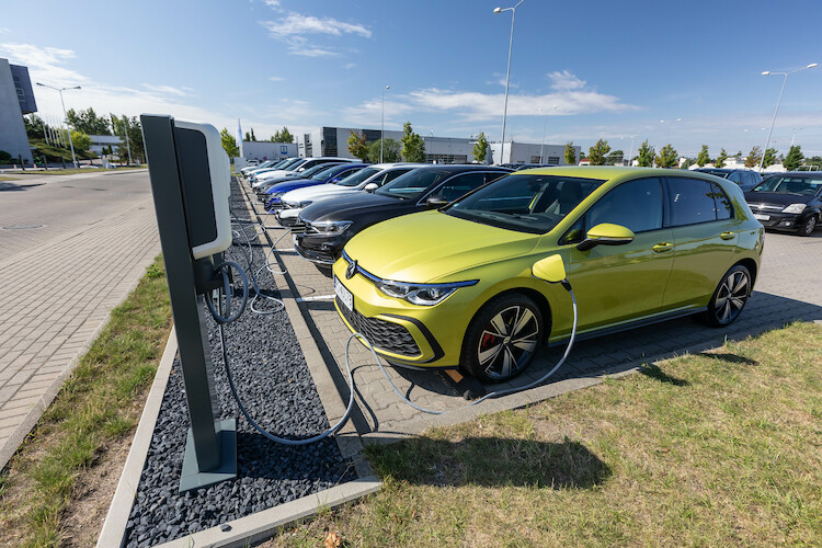 Od Golfa eHybrid do Touarega R – Volkswagen oferuje aż 9 modeli hybrydowych typu plug-in