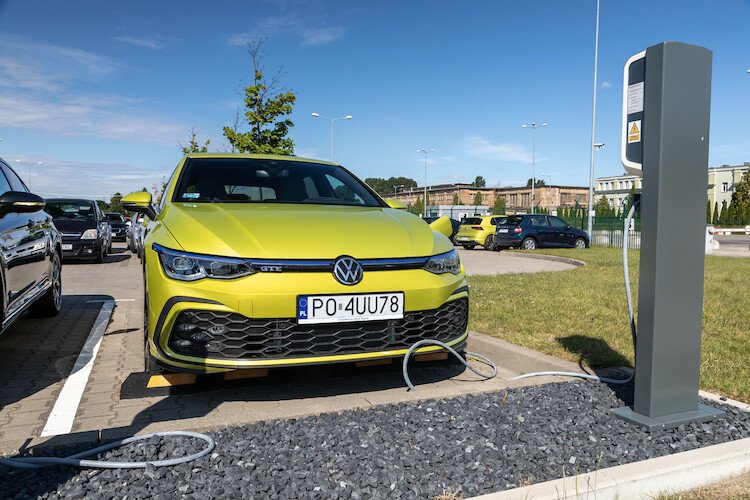 Od Golfa eHybrid do Touarega R – Volkswagen oferuje aż 9 modeli hybrydowych typu plug-in