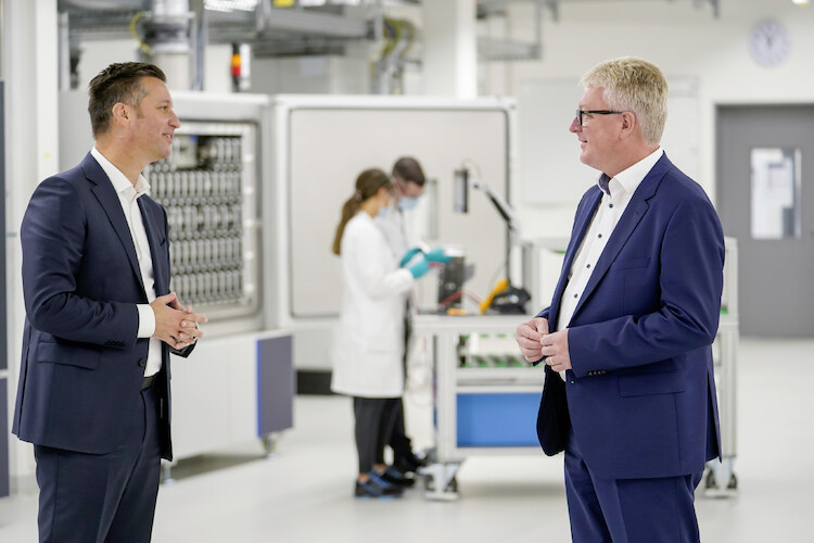 Nowe laboratoria do testowania akumulatorów: Volkswagen robi kolejny krok w kierunku rozwoju i produkcji własnych ogniw akumulatorowych