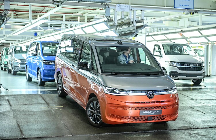 Jeszcze bardziej innowacyjny i scyfryzowany: w zmodernizowanej fabryce Volkswagen Samochody Dostawcze w Hanowerze rozpoczęto seryjną produkcję Nowego Multivana