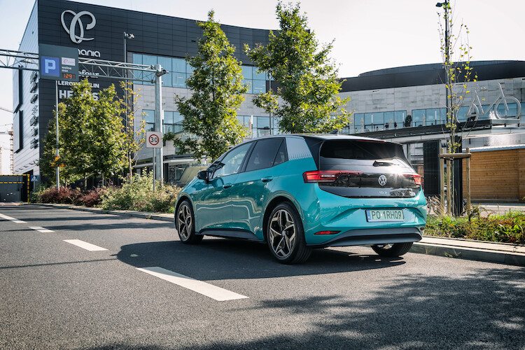 Wyniki badań InsightOut Lab i Volkswagena: Auta elektryczne są coraz częściej widywane na polskich ulicach