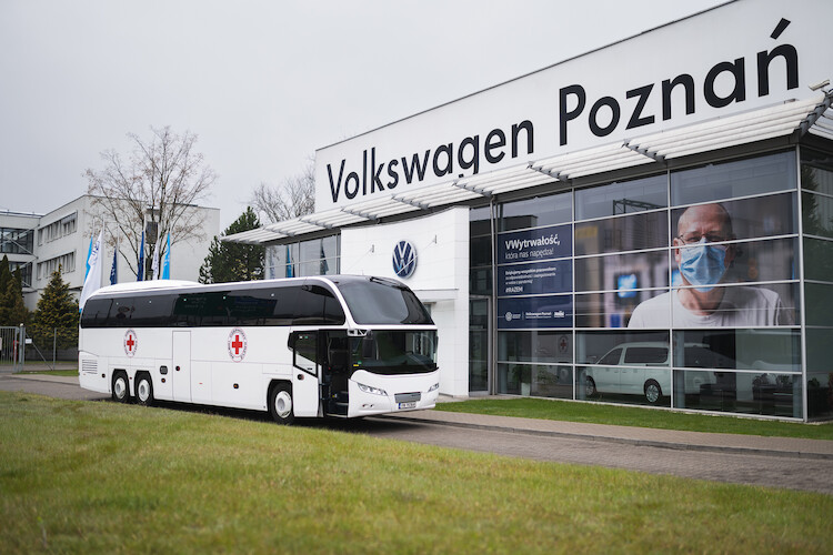 #napomocUkrainie: Volkswagen Poznań przekazuje Polskiemu Czerwonemu Krzyżowi autobus dalekobieżny do przewozu uchodźców