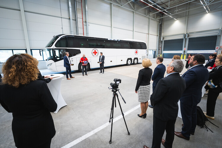 #napomocUkrainie: Volkswagen Poznań przekazuje Polskiemu Czerwonemu Krzyżowi autobus dalekobieżny do przewozu uchodźców