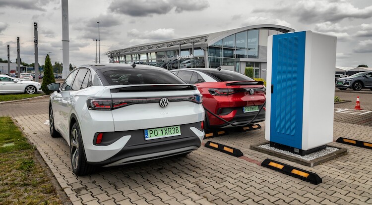 Dealerzy Volkswagena udostępniają punkty ładowania dla samochodów elektrycznych